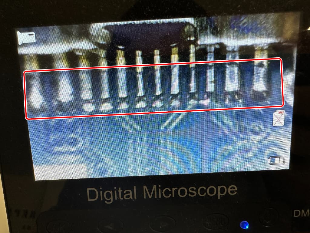 はんだの接続具合を確認している充電口修理後のOrbic TAB8