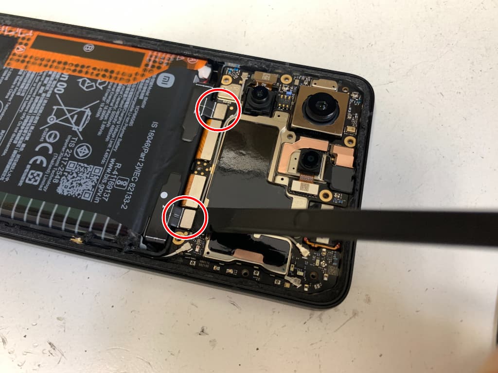 バッテリーコネクタが2つ付いているXiaomi POCO F6 Pro