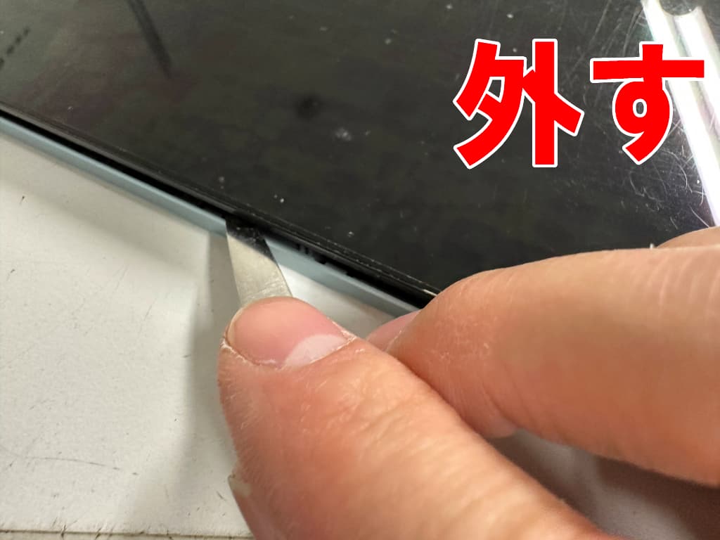 画面と本体フレームを固定したツメを外している充電器挿し込み口交換修理中のTECLAST M50