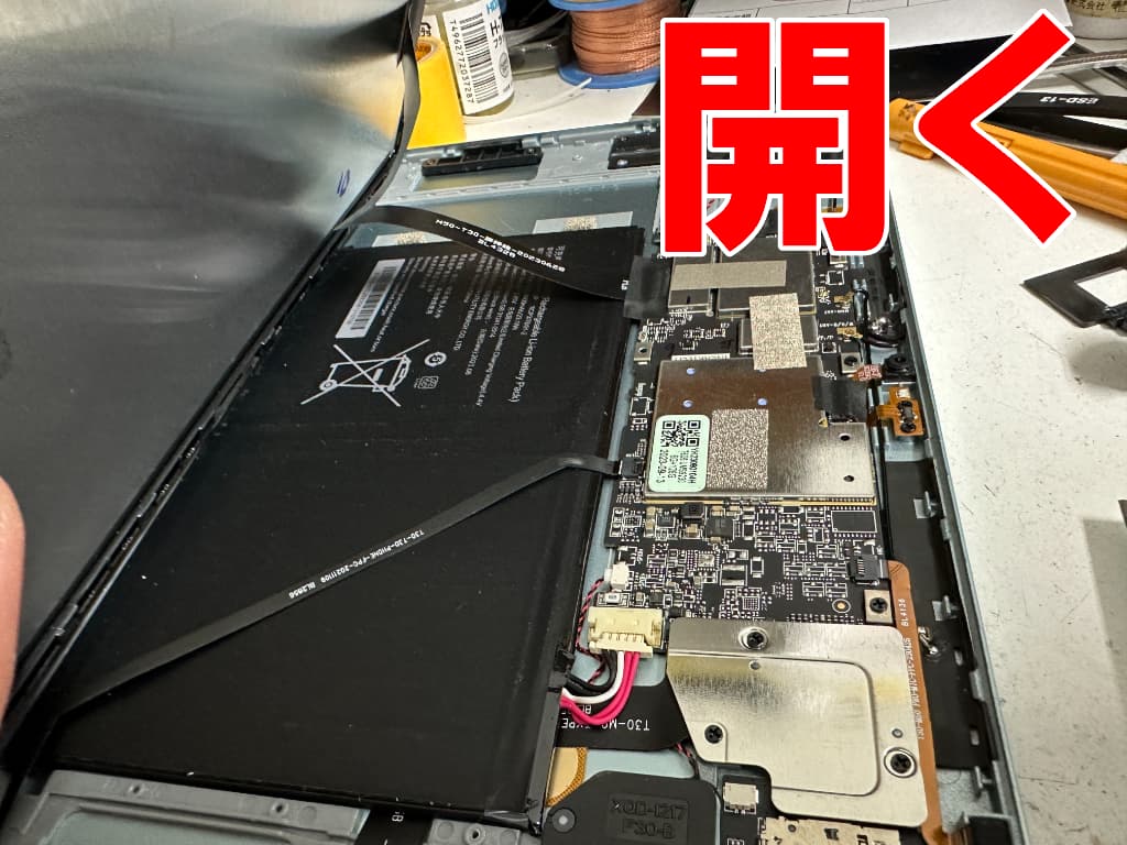 画面を大きく開いて分解した充電器差し込み口交換修理中のTECLAST M50