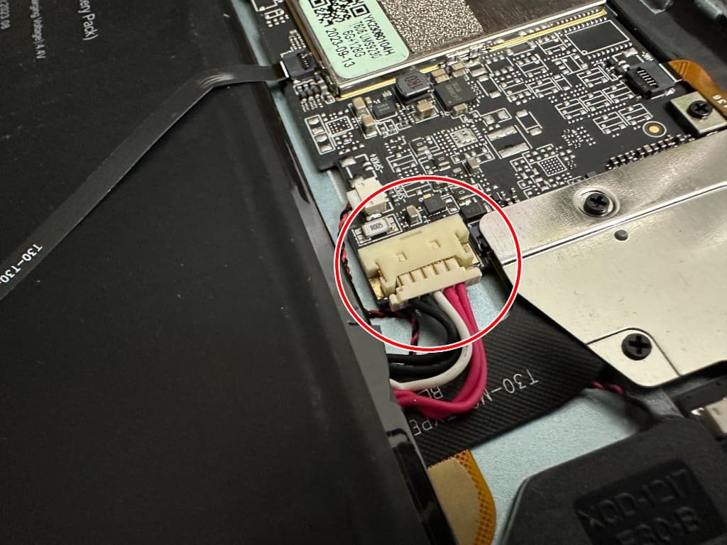 基板にバッテリーコネクタが接続されているタイプC USB充電端子交換中のTECLAST M50