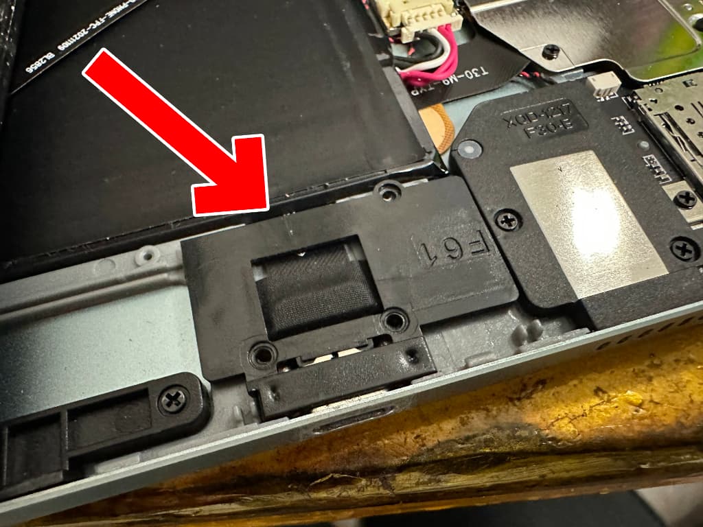 サブ基板がプラスチックパーツに覆われているTECLAST M50