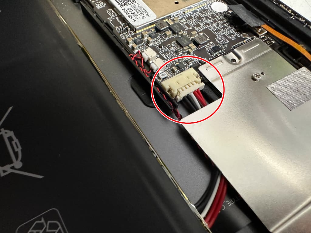 基板にバッテリーコネクタが接続されている充電器差し込み口交換修理中のTECLAST T60