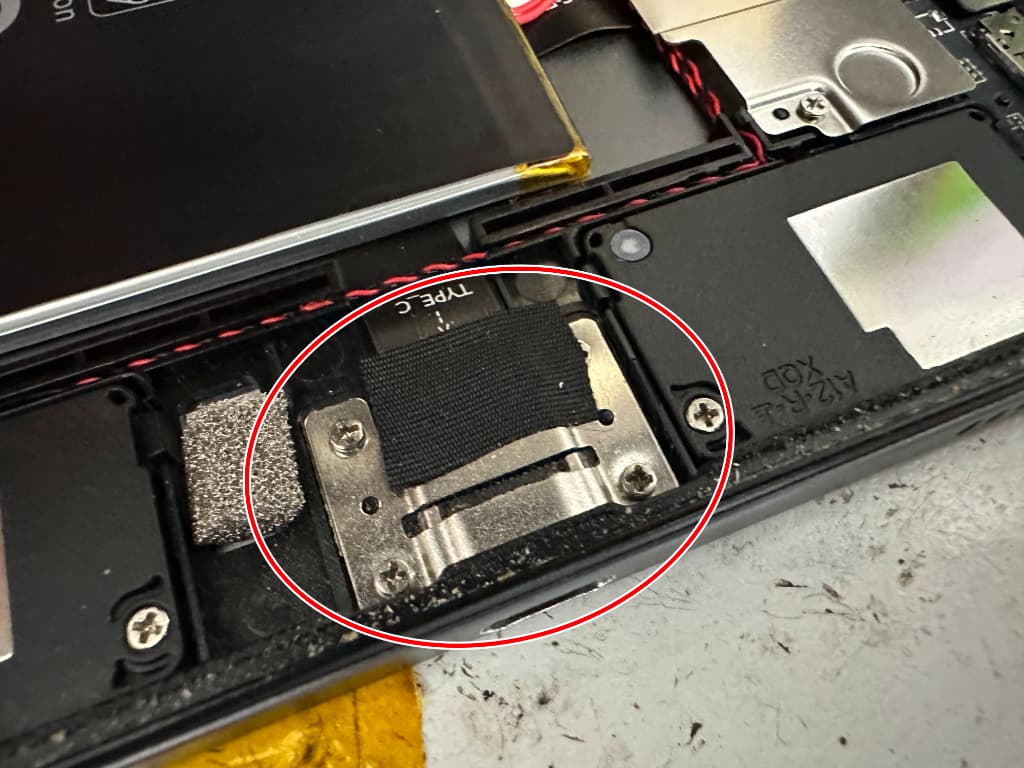 本体端に充電ポートが収まっているTECLAST T60