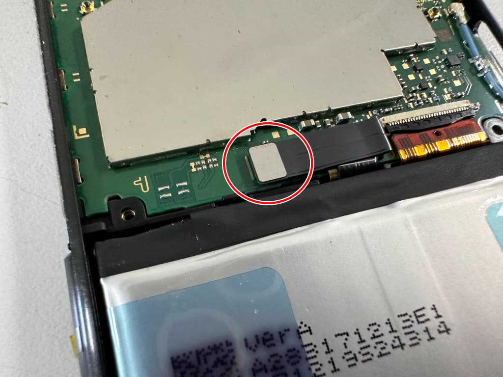 本体上部のメイン基板にバッテリーコネクタが接続されているAndroid One S3