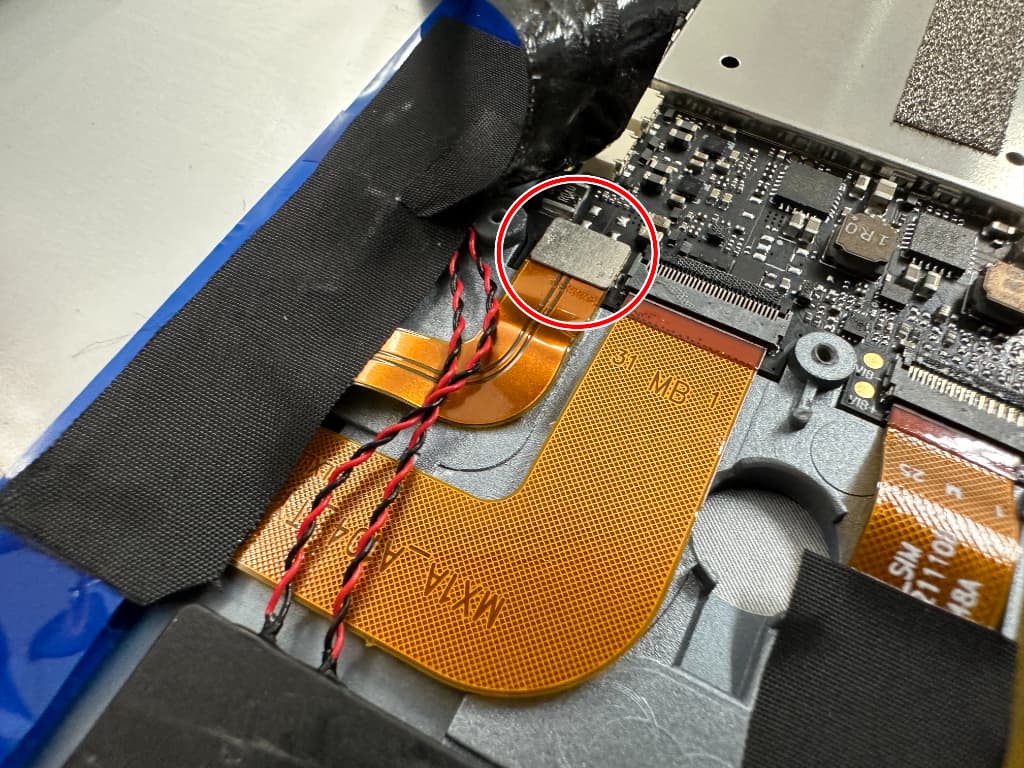 基板の端にバッテリーコネクタが接続されているHeadwolf HPad1