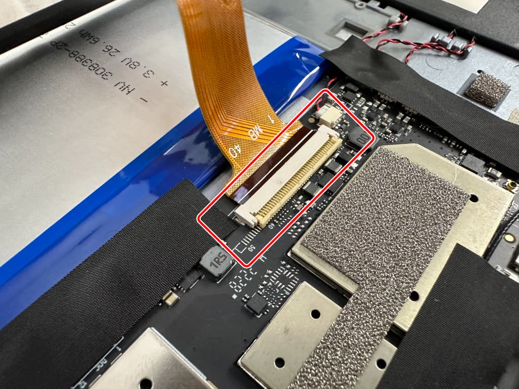 液晶画面コネクタが基板に接続されているHeadwolf HPad1