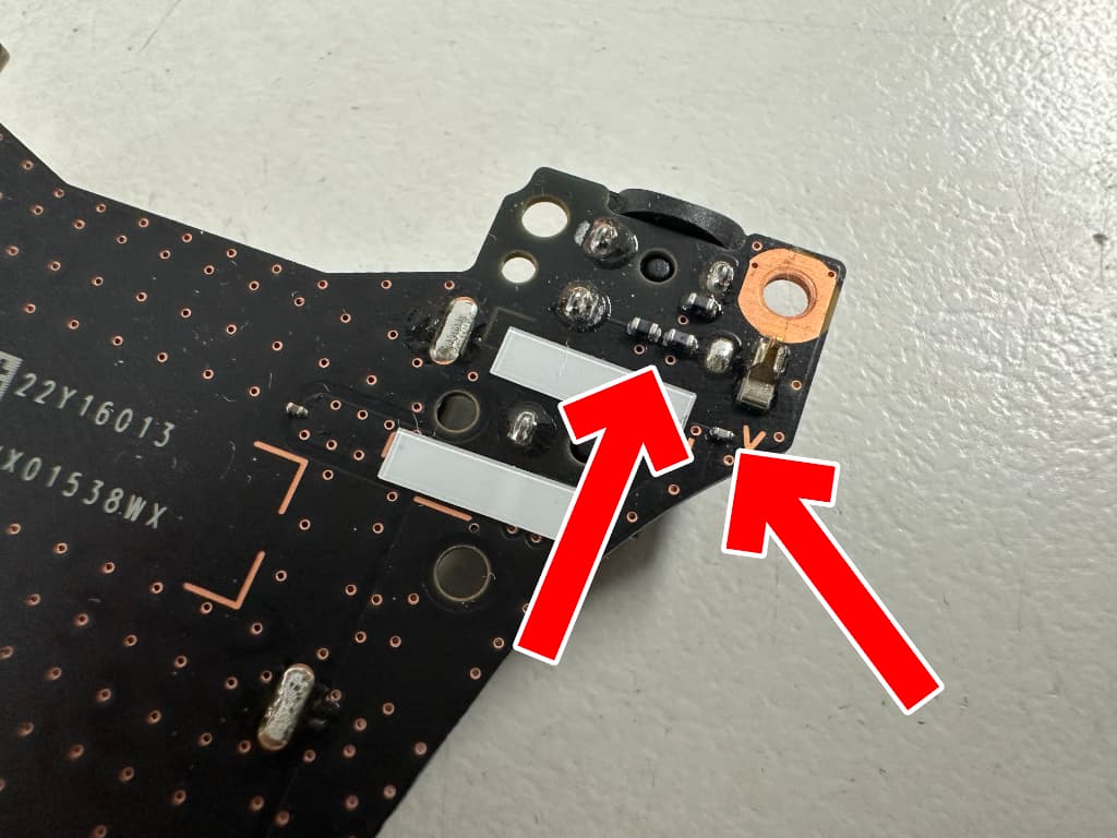 イヤホンジャック周辺にICチップが点在している Switch(有機ELモデル)