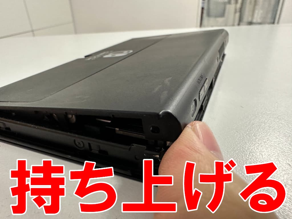 背面パネルを持ち上げたイヤホンジャック修理中の Switch(有機ELモデル)