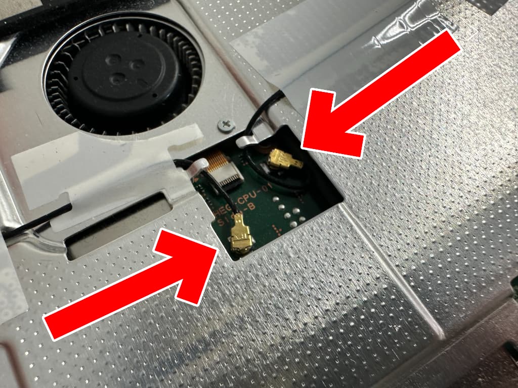 Wi-Fiアンテナが基板の中央に接続されているイヤホンジャック端子交換中の Switch (有機ELモデル)