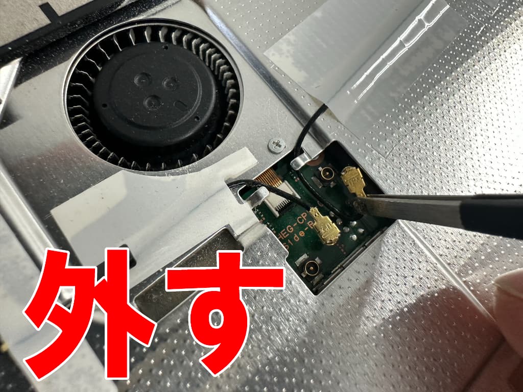 基板中央に接続されていたWi-Fiアンテナを外したイヤホンジャックポート交換中の Switch(有機ELモデル)