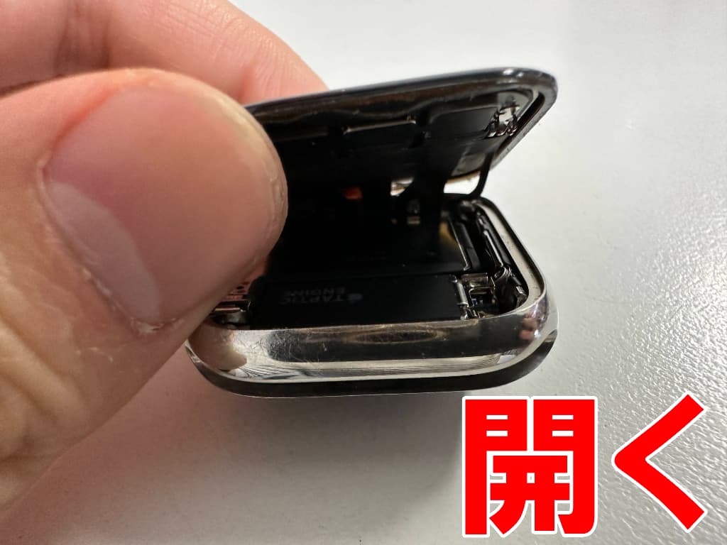 画面パーツを開いて分解した電池交換中のApple Watch 5 40mm