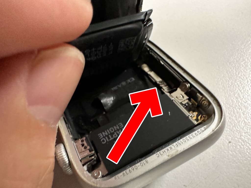 バッテリーコネクタが銀板で固定されているアップルウォッチシリーズ5 44mm