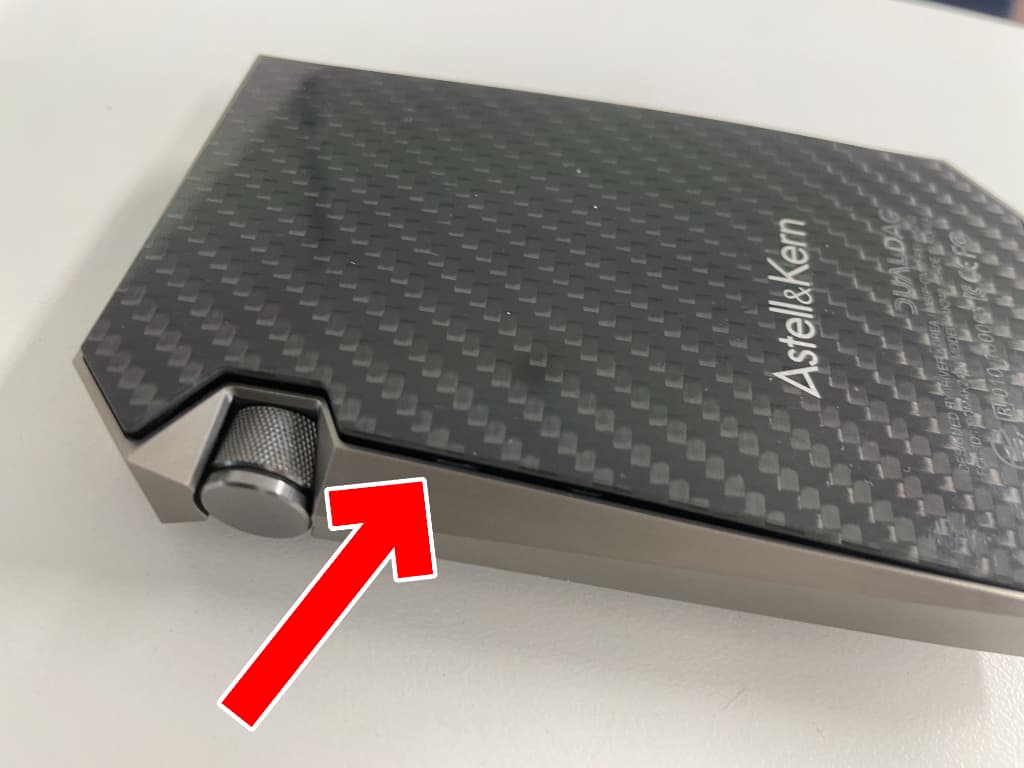 バッテリー膨張によりバックパネルが浮いている電池交換前のAK240