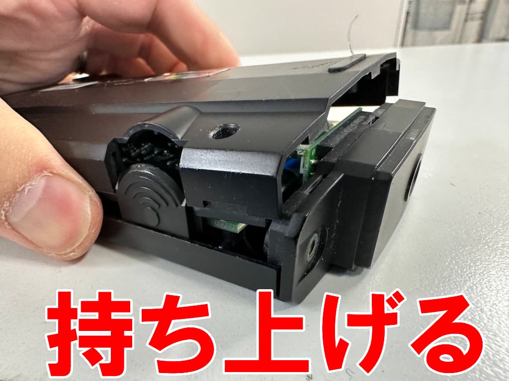 外装を持ち上げているACアダプタ差し込み口修理中のDLEDA(LED機構) MK350