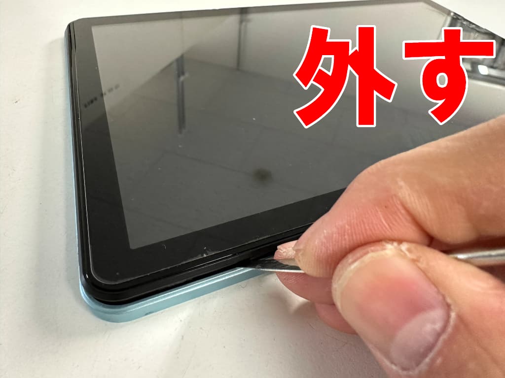 背面パネルと本体フレームとの粘着を外している充電口修理中のDOOGEE Tab A9