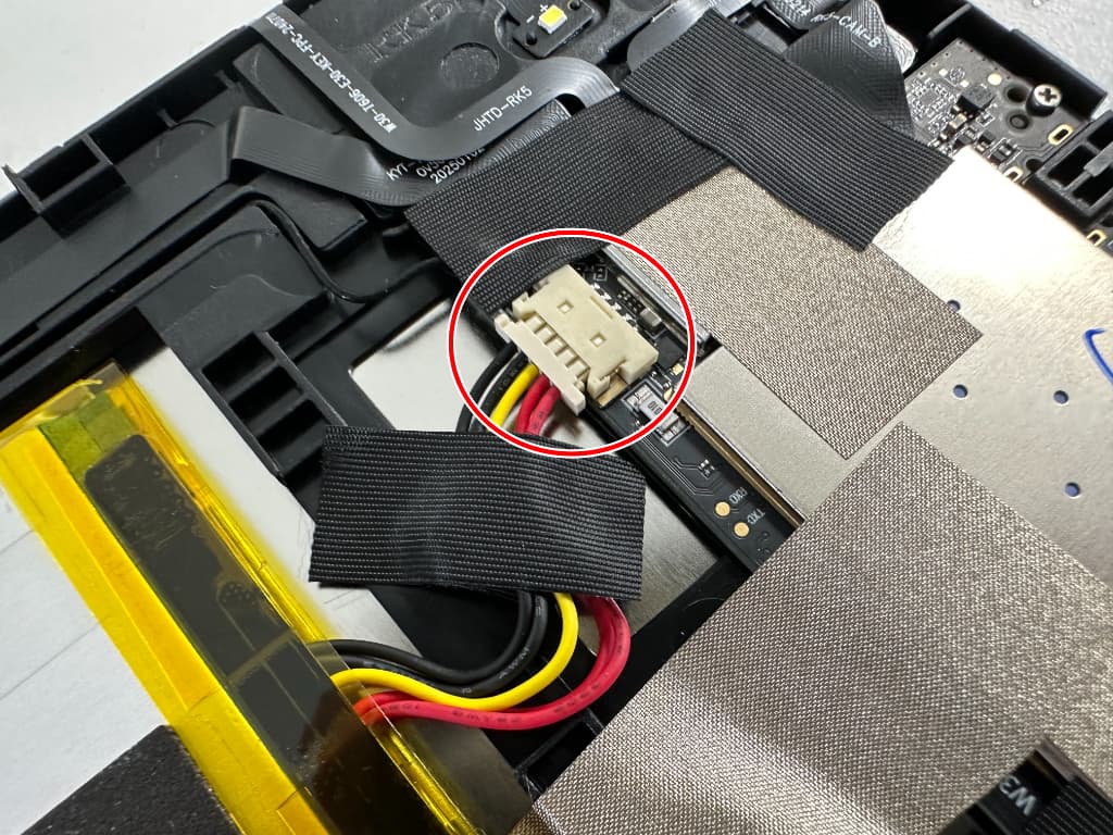 基板にバッテリーコネクタが接続されている充電器差し込み口交換中のDOOGEE Tab A9