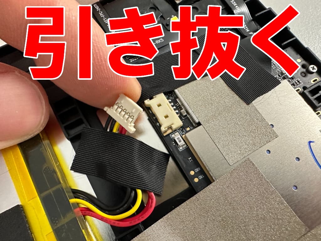 基板からバッテリーコネクタを引き抜いたドックコネクタ交換中のDOOGEE Tab A9