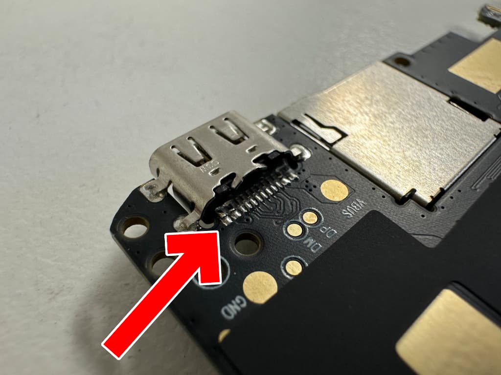 充電の接点部分がコーティングされている充電ポート交換中のDOOGEE Tab A9