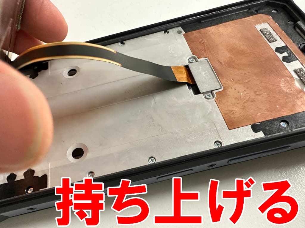 本体フレームからフロントパネルを剥がして持ち上げたF109