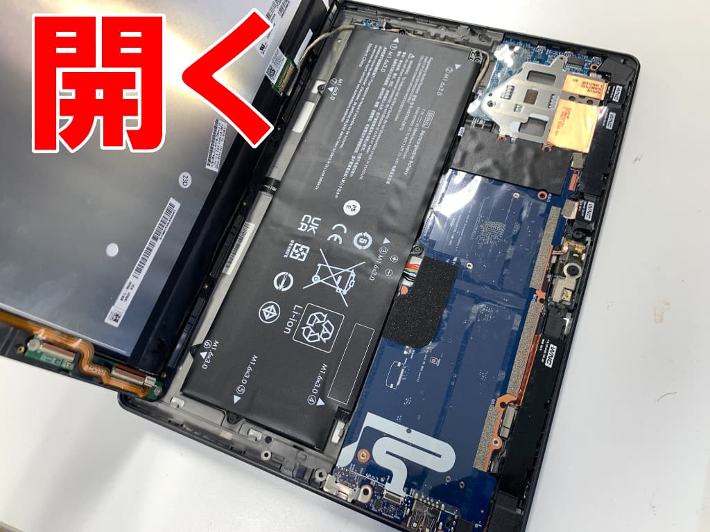 画面パーツコネクタを外して大きく開いたバッテリー交換中のHP Pro x2 612 G2