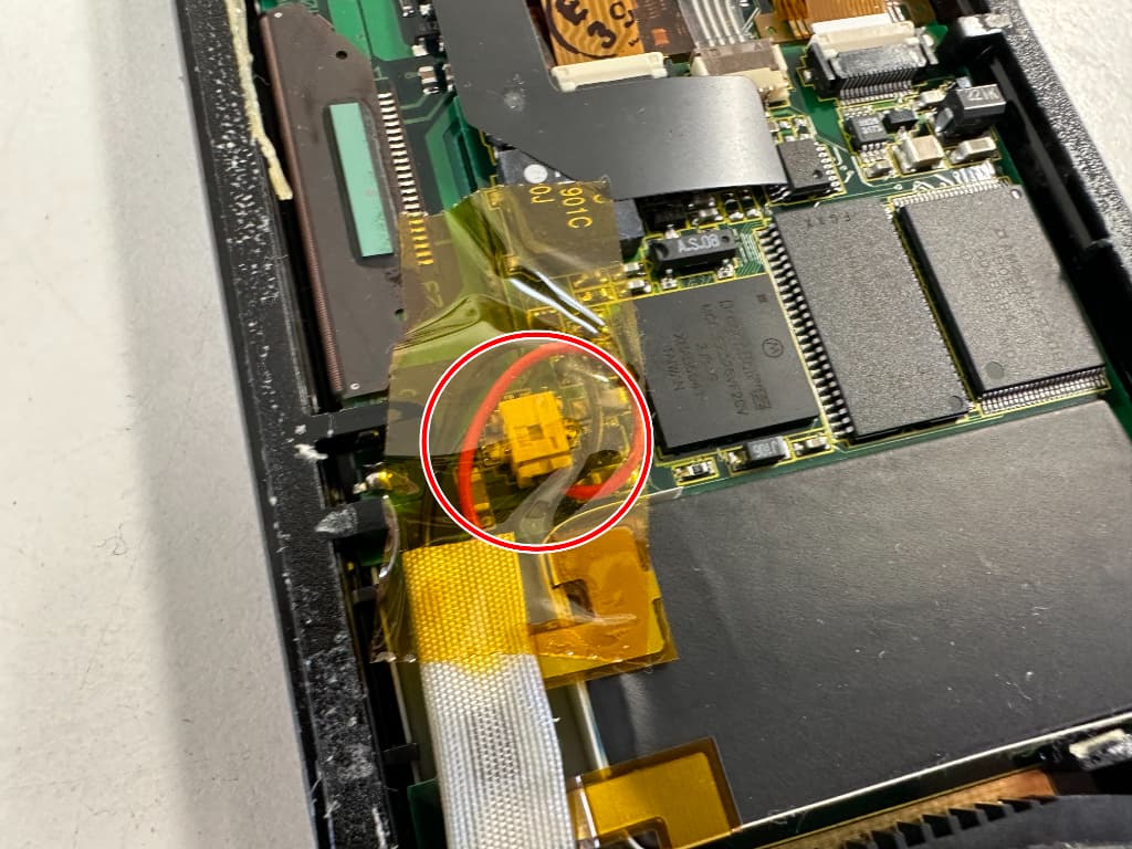 バッテリーコネクタが基板に接続されているリチウムイオンバッテリー交換修理中のWorkPad c3