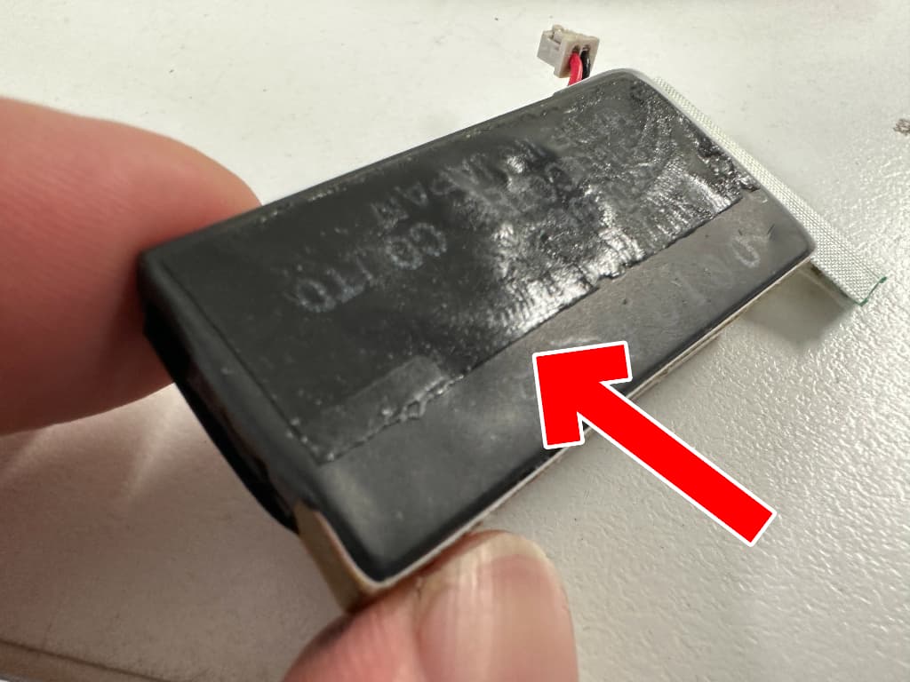 バッテリー裏に強力な粘着が付いているWorkPad c3