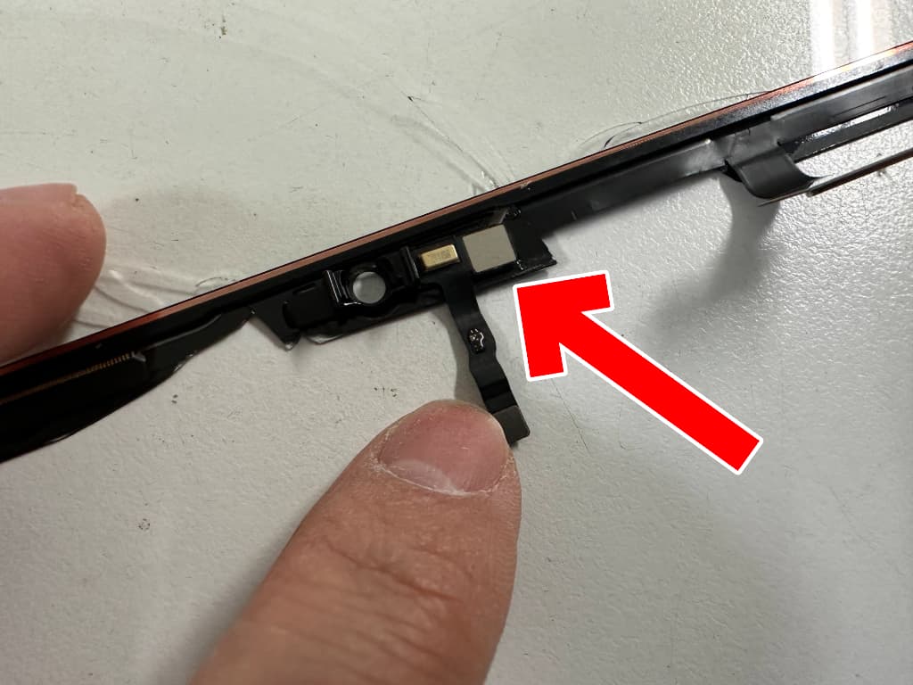 割れたガラス部分にセンサーが付いている無印iPad第11世代