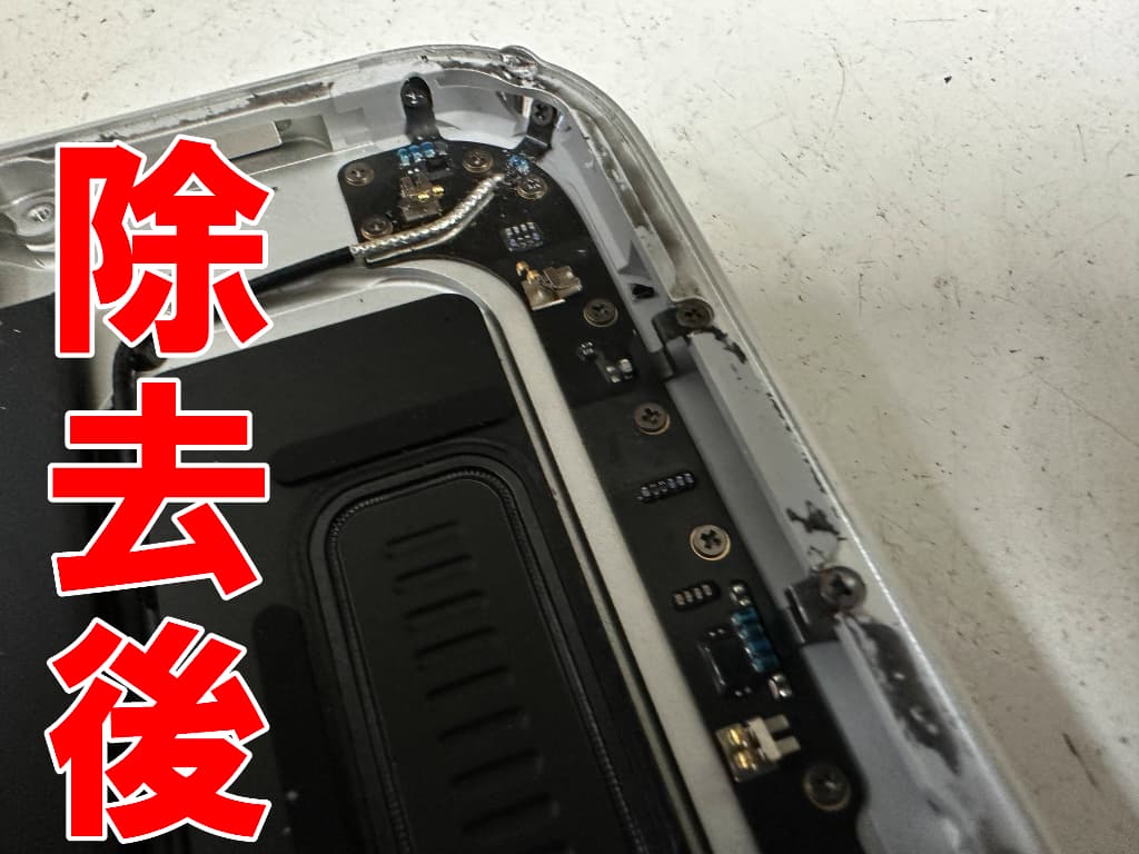 ガラスの破片を綺麗に除去したタッチパネル交換修理中のiPad11