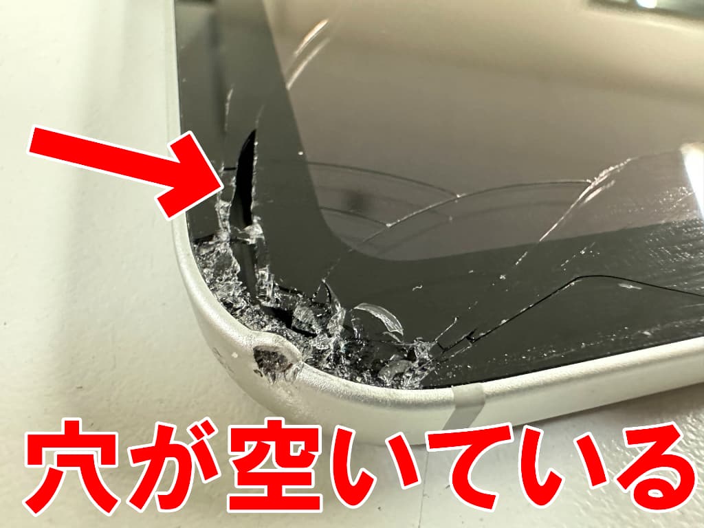 ガラスが割れて穴が空いているガラス交換前のiPad11(A16)