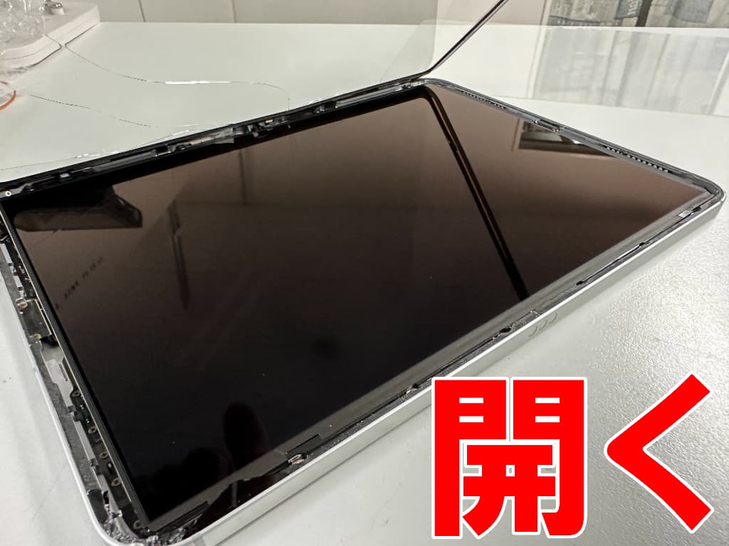 ガラスを開いて分解した画面修理中のiPad11インチ (A16)