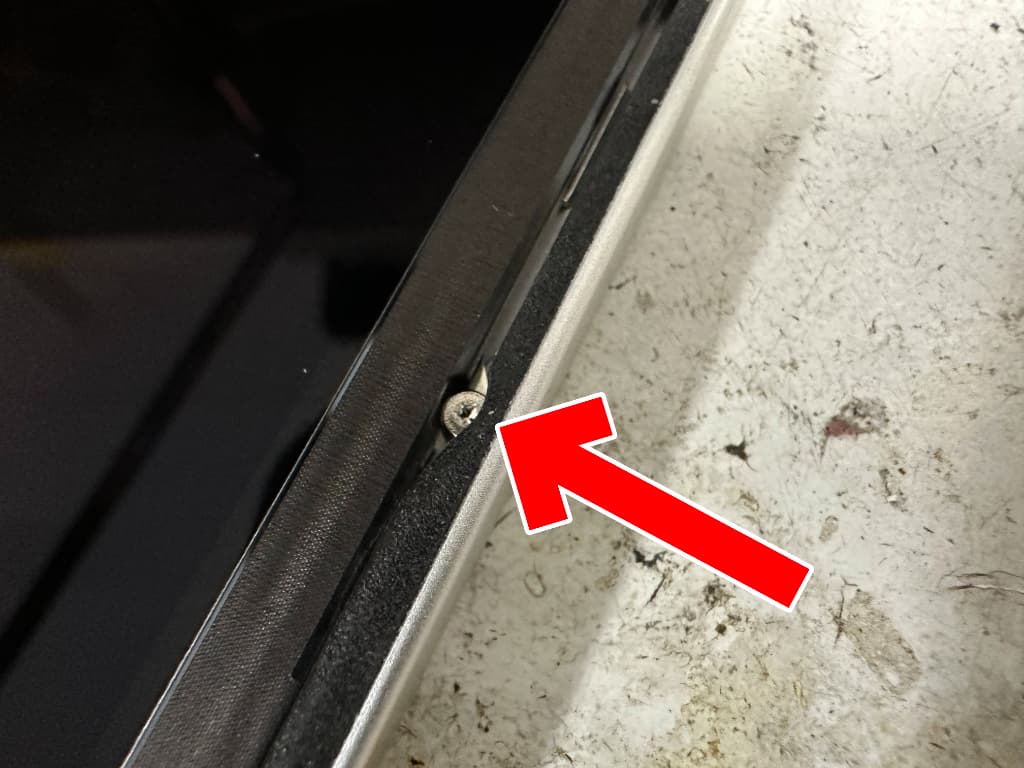 液晶画面がトルクスネジで固定されている11インチiPad(A16)