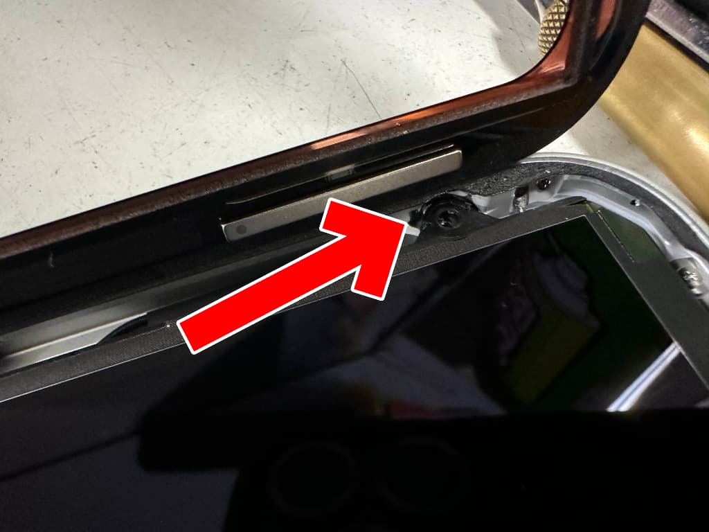 液晶の一部が蝋のようなもので固定されているiPad第11世代