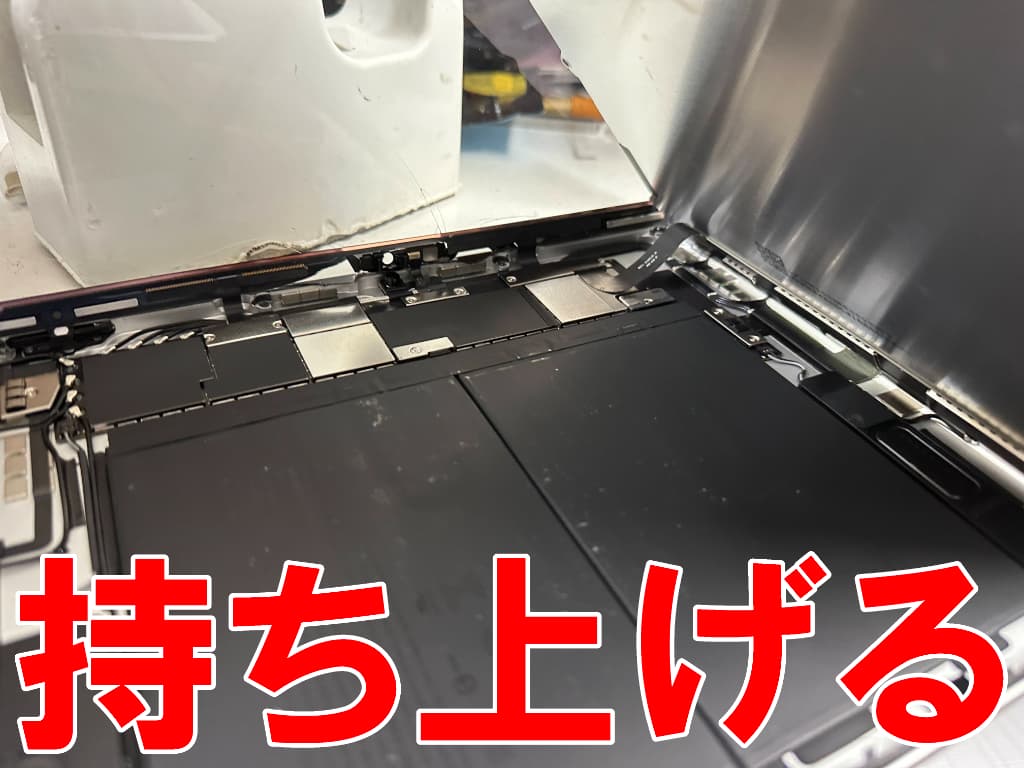 液晶画面を持ち上げたガラス修理中のiPad11インチ(A16)