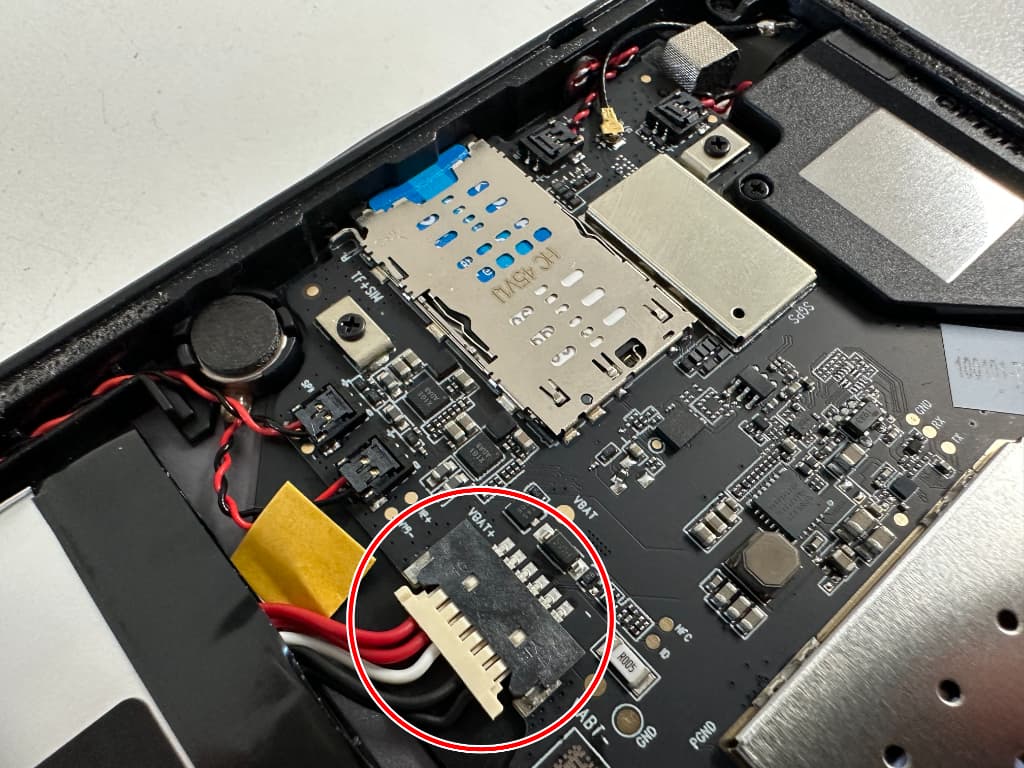 基板にバッテリーコネクタが接続されているSIMトレー取り出し作業中のiPlay60 mini Pro