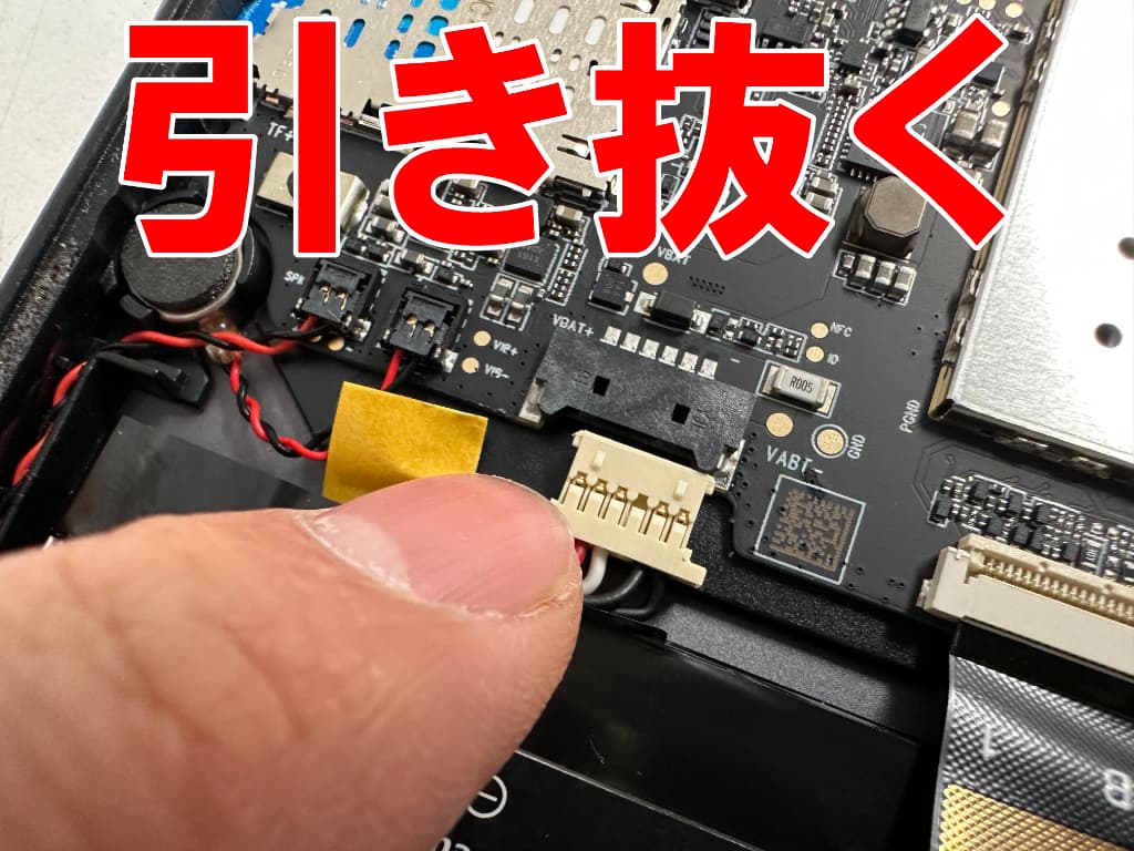 基板からバッテリーコネクタを引き抜いたSIMカード取り出し作業中のiPlay60 miniPro