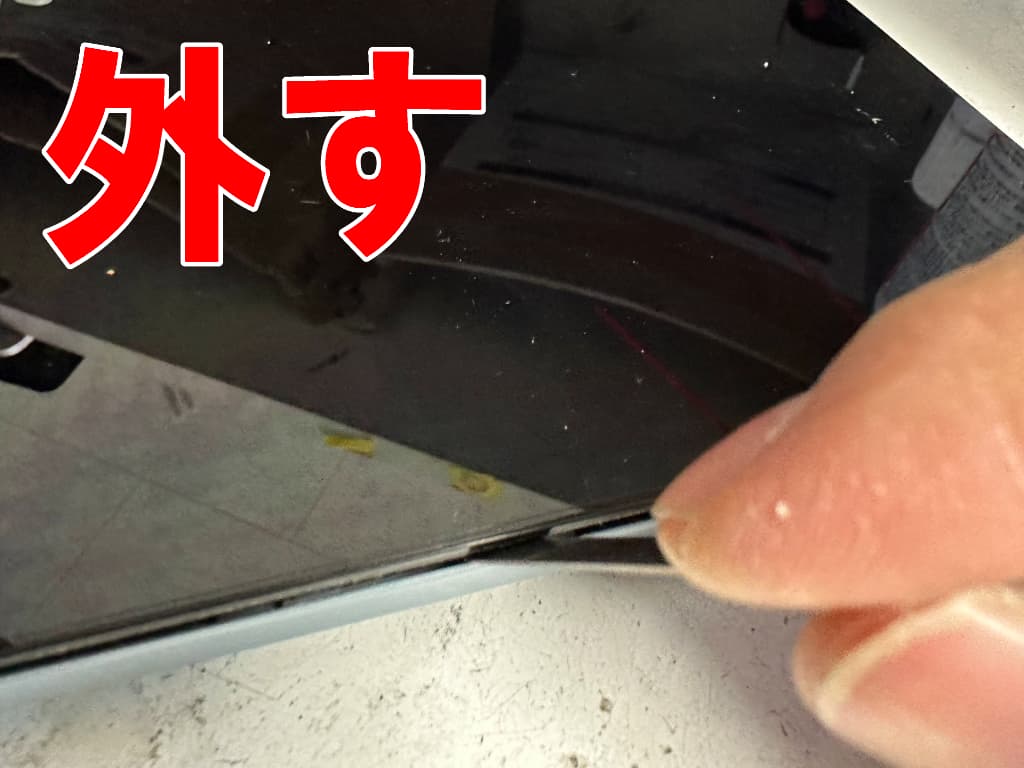 画面を本体フレームとのツメを外しているドックコネクター修理中のM50 Pro