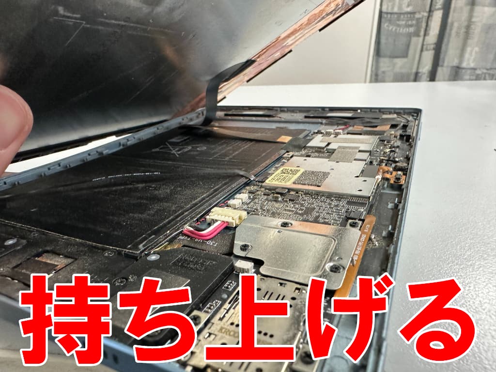 フロントパネルを持ち上げた充電口修理中のM50Pro