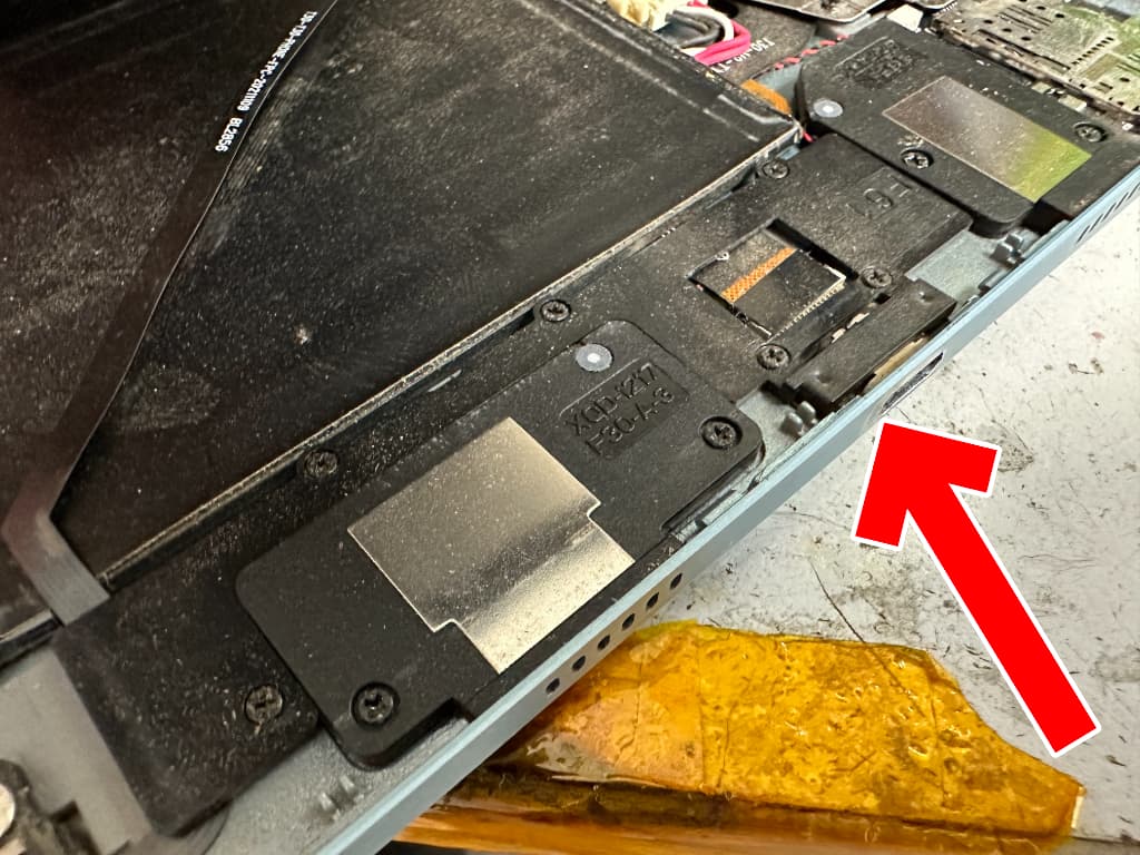 M50 ProのタイプC USB端子はサブ基板にはんだ付けされて本体内部に収まっている