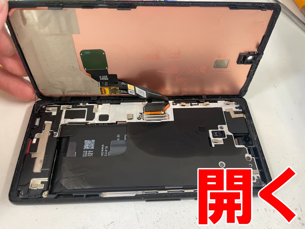 画面を開いて分解したリチウムイオンバッテリー交換中のピクセル6a