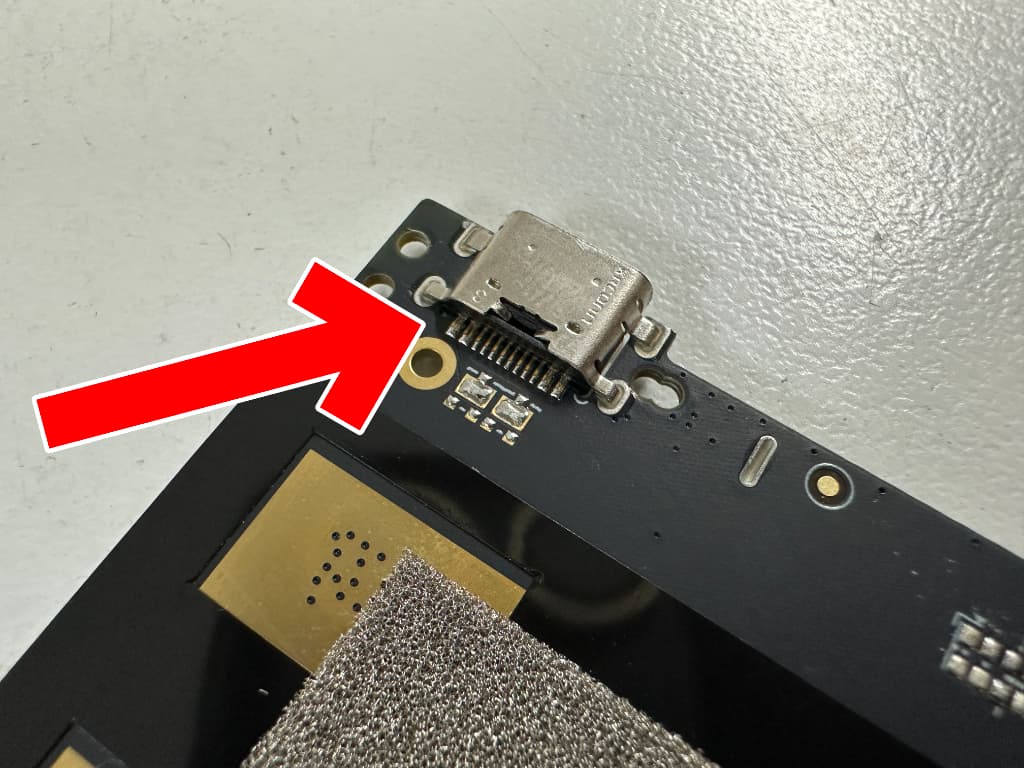 基板裏にType-C USB端子がはんだ付けされているT60 Plus
