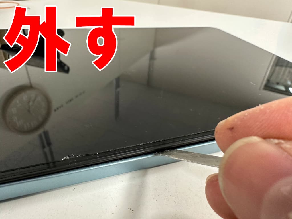 本体フレームのツメを外している充電器差し込み口交換修理中のT60Plus