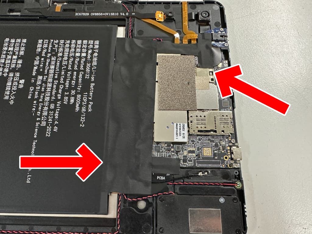 基板上に無数の絶縁シールが貼ってあるドックコネクター交換中のT60 Plus