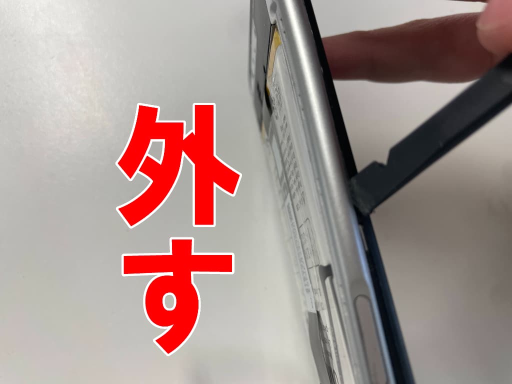 本体フレームを固定しているツメを外している電池パック交換中のUMIDIGI F3 5G