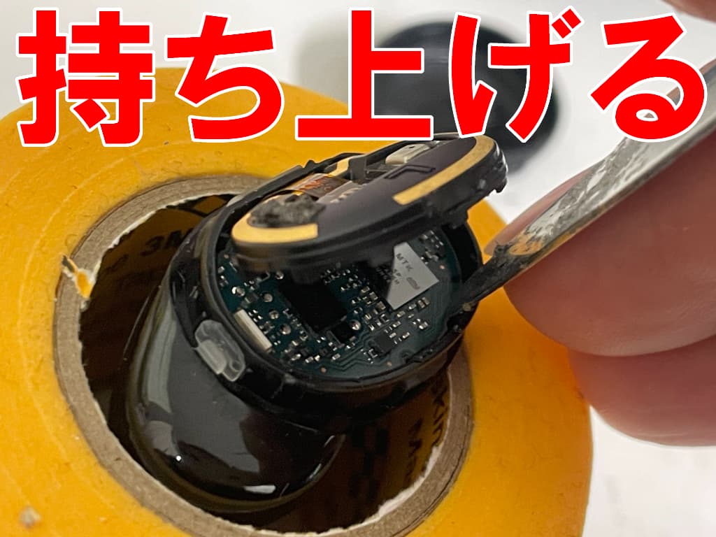 内部の基板を持ち上げようとしている電池交換中のソニー WF-H800