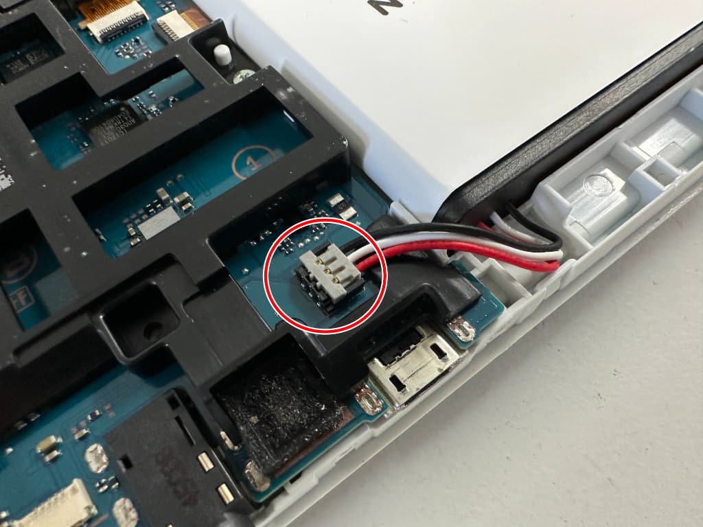 バッテリーコネクタが基板に接続されているスティック交換中のPSVita2000