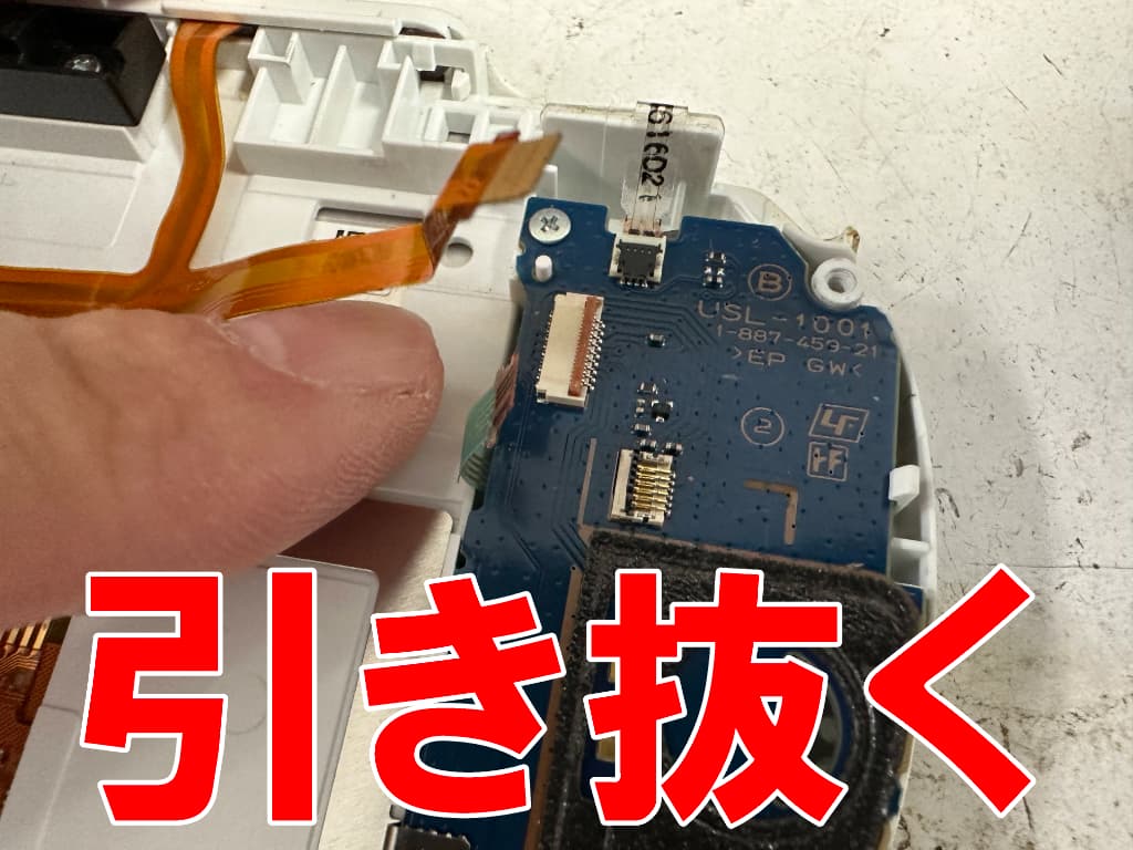サブ基板からケーブルを引き抜いたスティック修理中のPS Vita PCH-2000