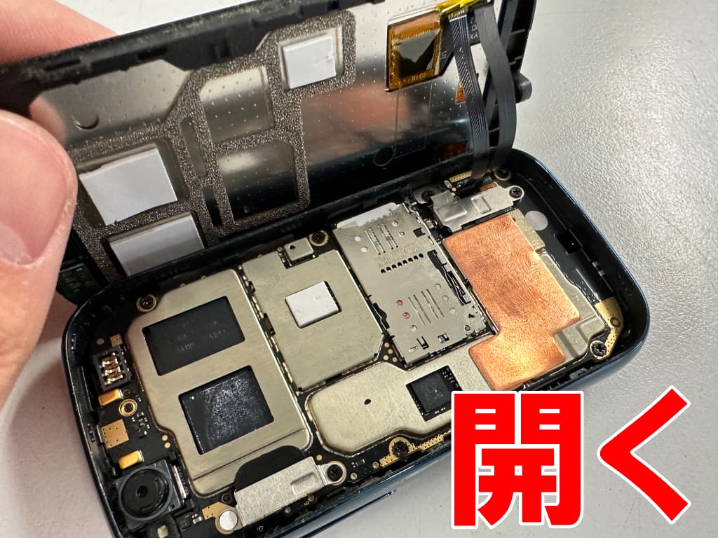 画面を開いて分解したSIMトレイ取り出し作業中のUnihertz Jelly2