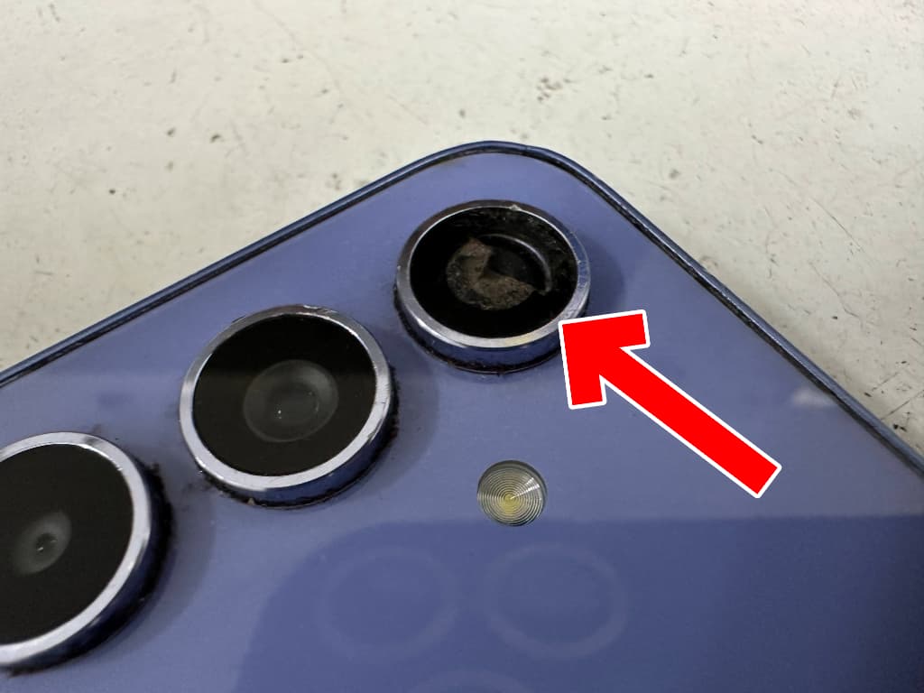 バックカメラレンズが割れて穴が空いているGalaxy A54 5G