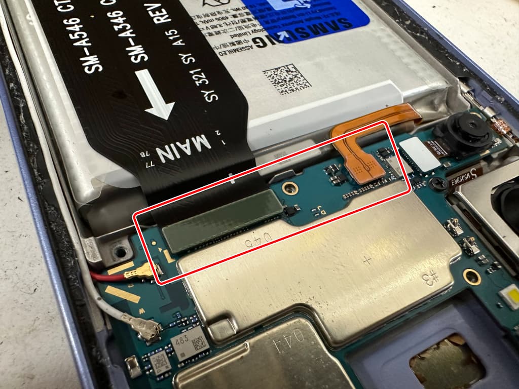 バッテリーコネクタなどが基板に接続されているバッテリー交換中のGalaxyA54 5G